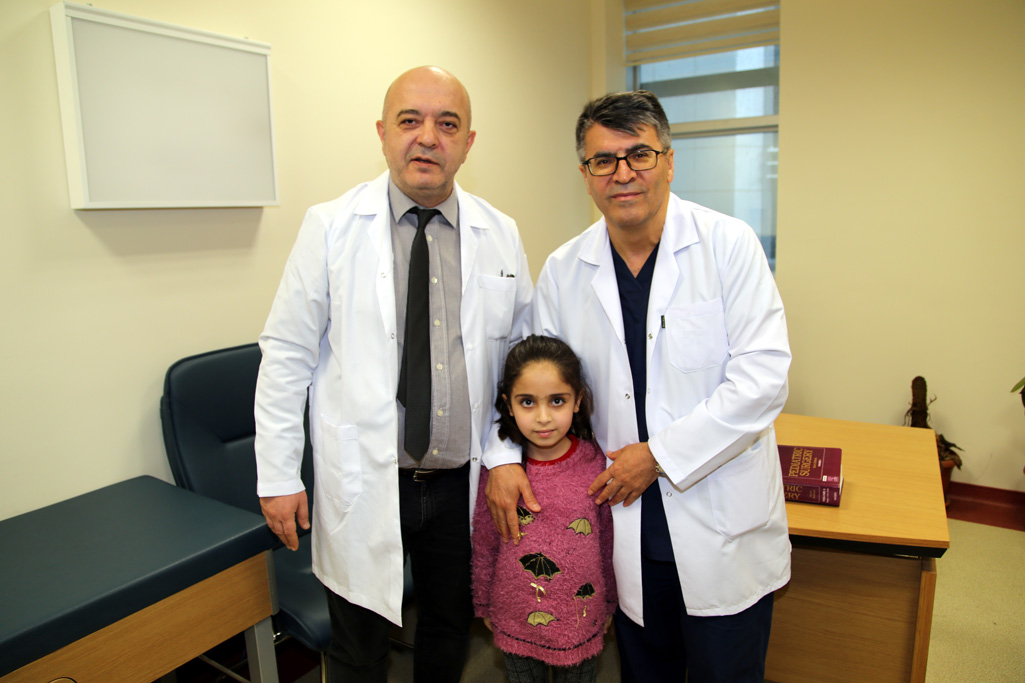 Çocuk Cerrahisi Bölümü Dr. Öğr. Üyesi Mustafa Erman Dörterler(solda) ve Genel Cerrahi Uzmanı Prof. Dr. Mehmet Yılmaz(sağda)