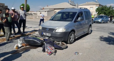 Hafif ticari araç ile motosiklet çarpıştı: 2 yaralı